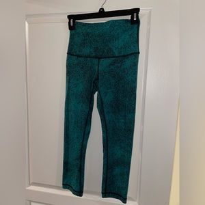 Lulu Lemon Size 6 cropped leggings - green and black